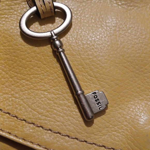 Fossil Yellow Leather Crossbody Bag Key Charm Zip Pockets - Picture 4 of 7